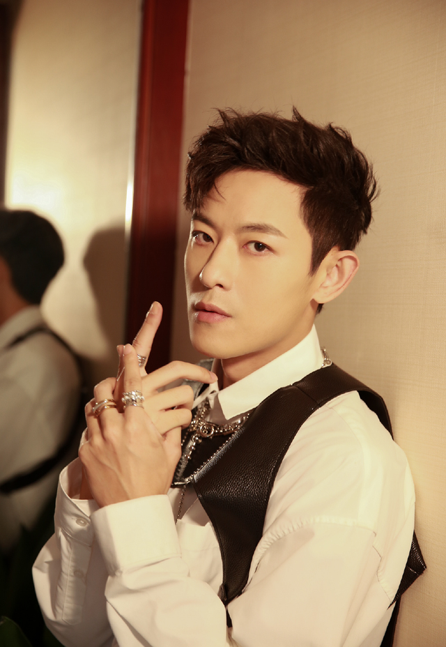 有些男星实在不适合古装:黄明昊版夜华很赶客,周艺轩秒变路人