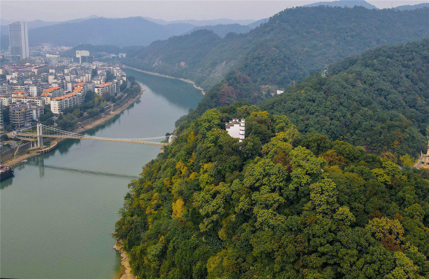 金秋时节,天高云淡,杭州桐庐富春江边的桐君山上秋色正浓,好似打翻了