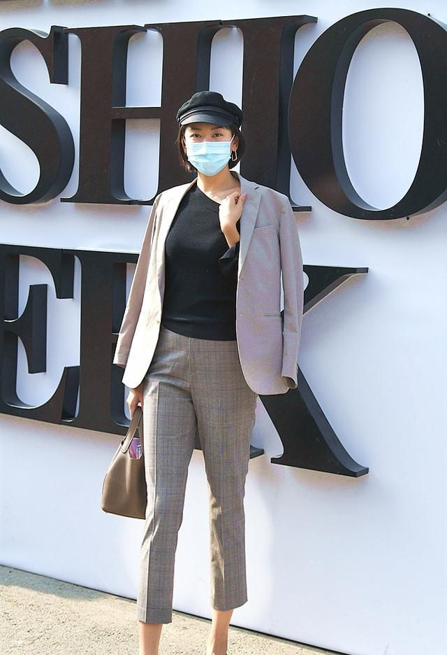 美女用渔夫鞋搭配秋冬装,轻松温暖花样多,让冬日服饰穿搭更丰富