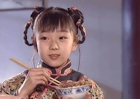 小鸽子的扮演者是胡雅斯,是中国大陆拍摄电视剧集最多的小演员.