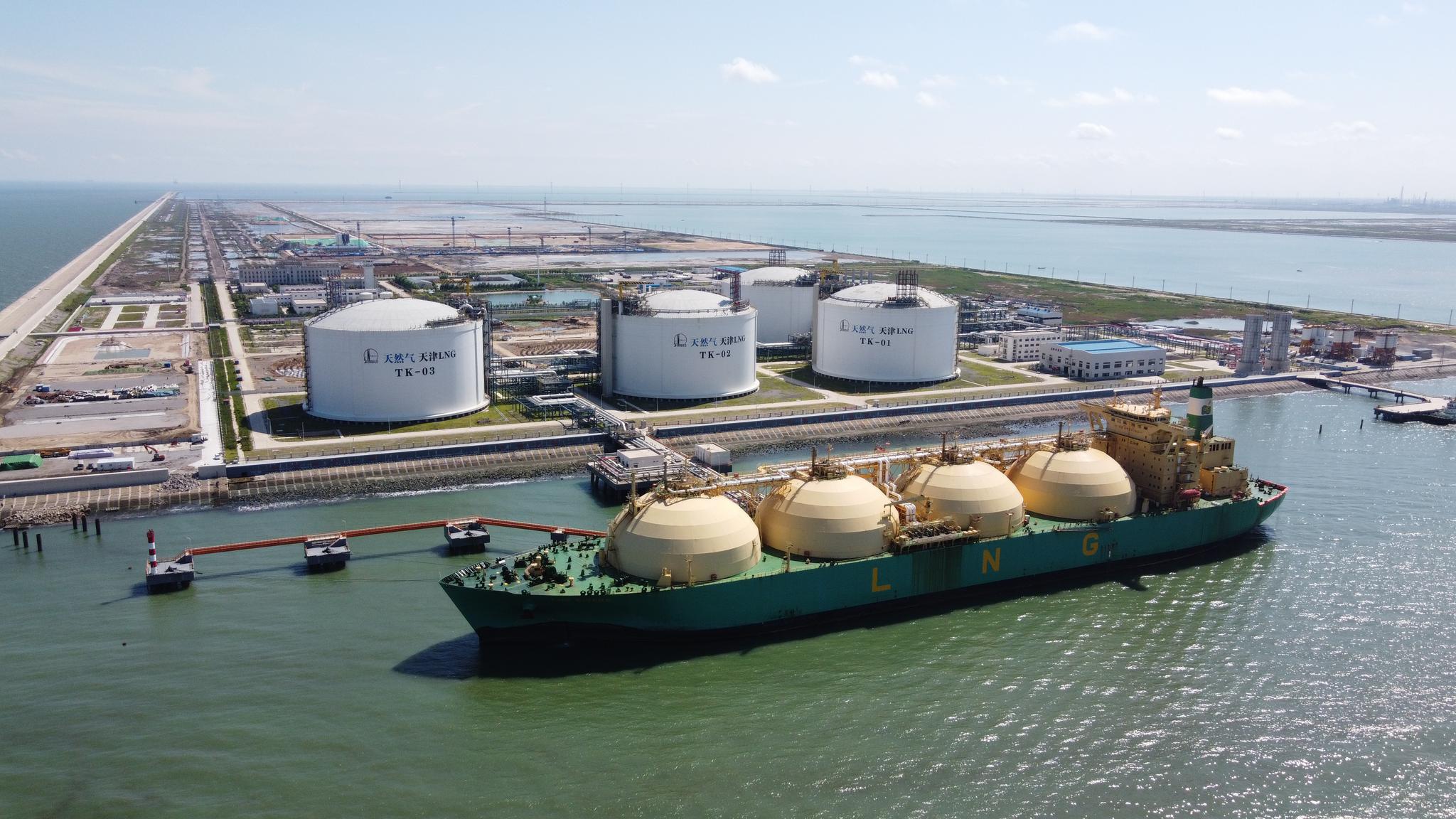 图为中国石化天津lng接收站(图片来源:中国石化)