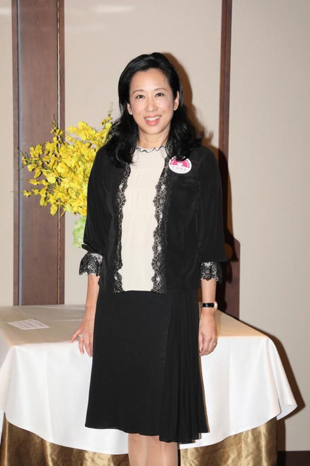 62岁朱玲玲挽丈夫恩爱出行,打扮休闲难掩贵气,身材苗条惹人羡