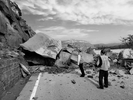 陕西沿黄公路：观光“望景兴叹” 扶贫“打了折扣”
