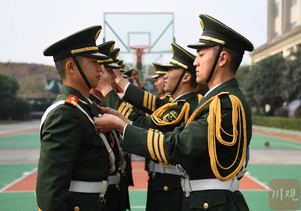 揭秘"最高礼遇"④|近年人数之最 武警成都支队30人礼宾队伍迎接抗疫