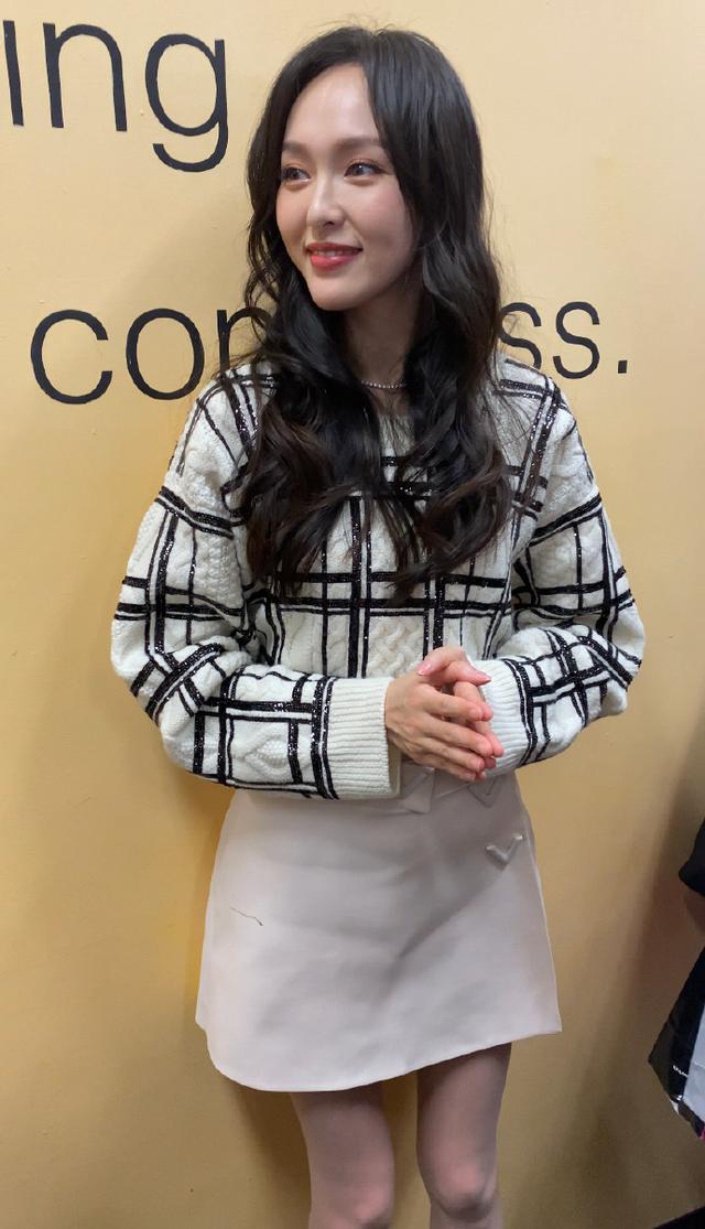 被唐嫣瘦到了,毛衣塞入短裙还有细腿纤腰,腰围竟还没有头围大