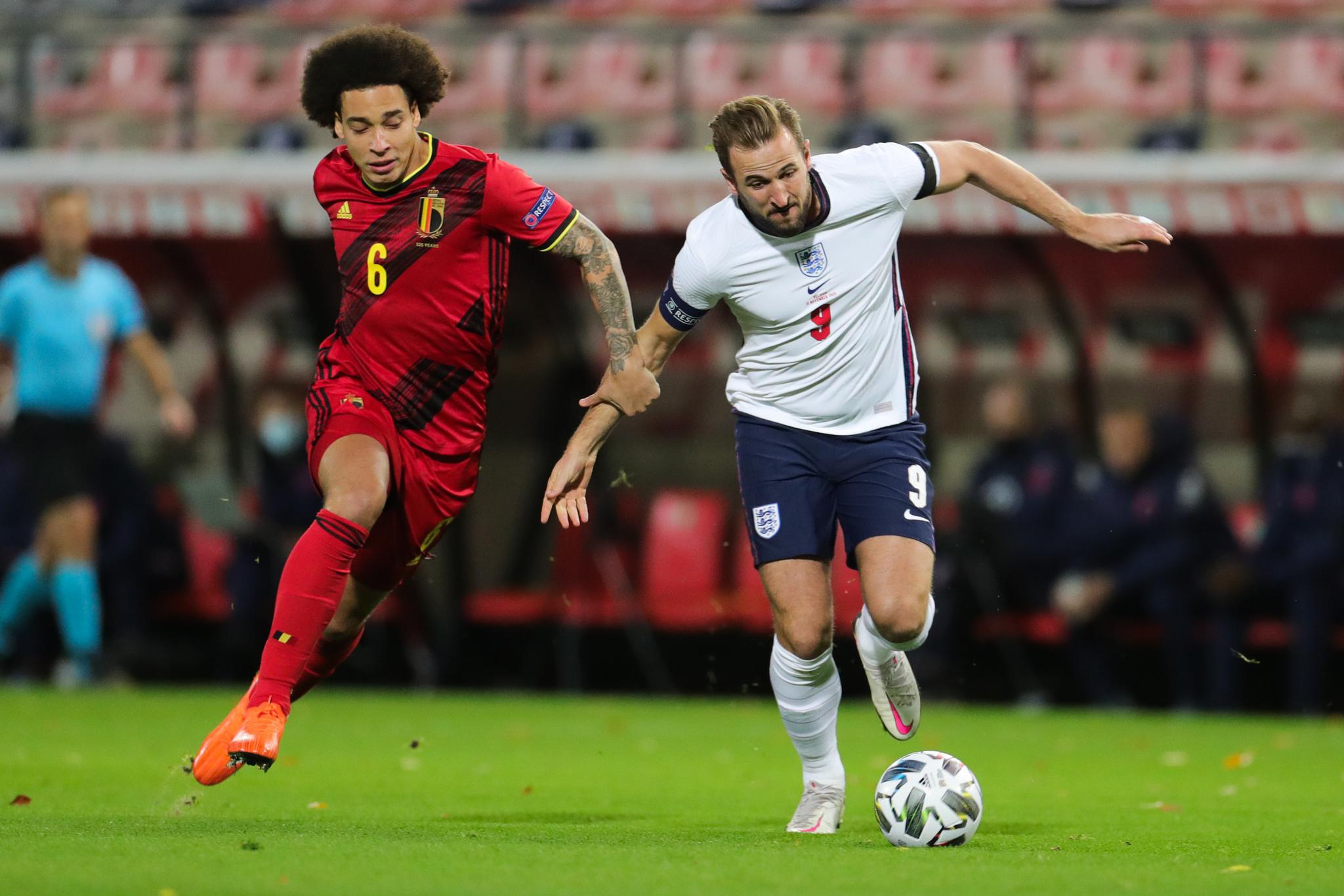 11月15日,英格兰队球员凯恩(右)与比利时队球员威特塞尔在比赛中拼抢.