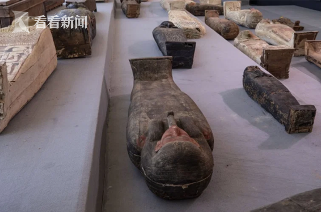 埃及出土逾百具古棺距今2500年彩绘明晰精美