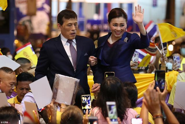 作为该落成典礼的一部分,68岁的哈哇集拉隆功国王与42岁苏提达王后登