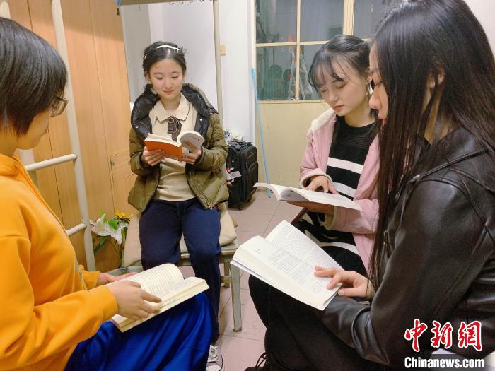 图为西安交通大学“学霸宿舍”四位女生。　受访者供图 摄