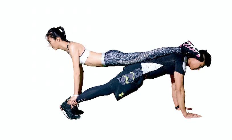 动作要领:男生首先将双臂支撑于地面,双手间距与肩同宽,腰背及胯部