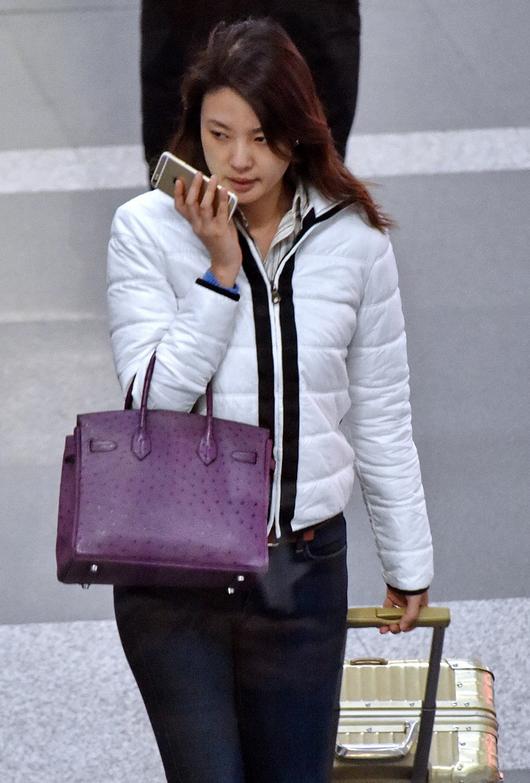 刘芳菲真骨相美人素颜穿一身低调色走机场朴素穿搭挡不住贵气