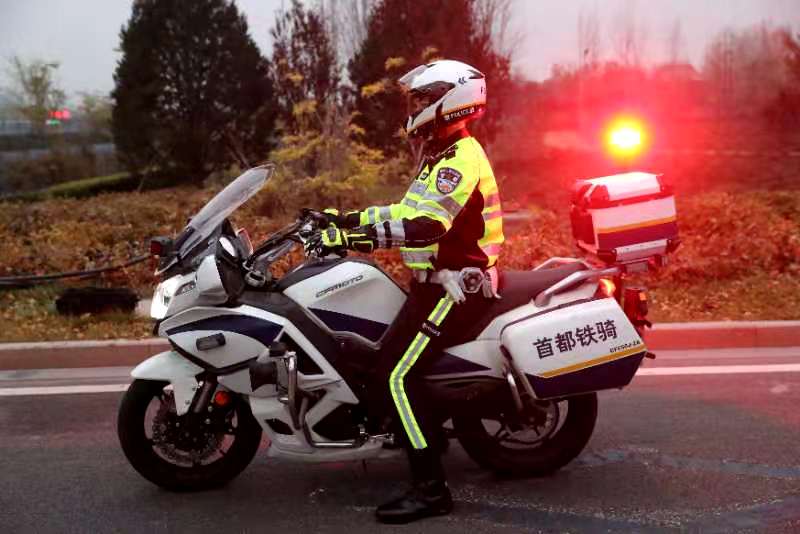身着新式警用骑行服的铁骑交警出现在北京街头.
