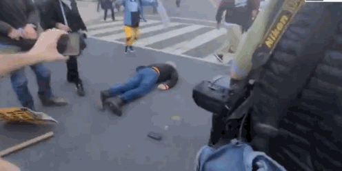 疑似特朗普支持者在华盛顿特区街头遭人围殴