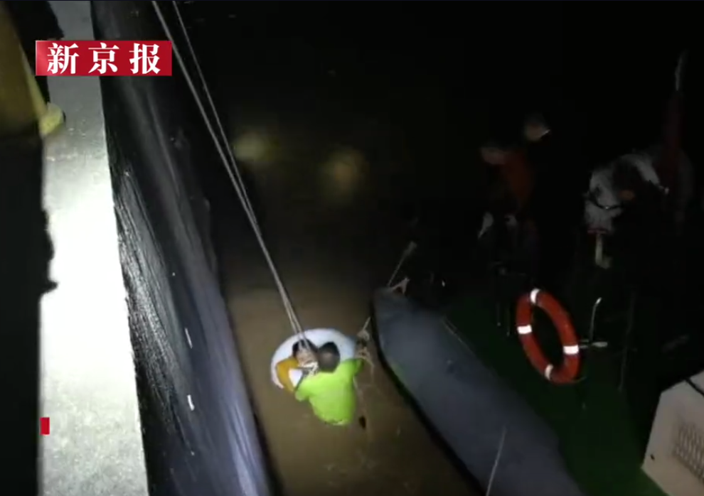 16岁少女跳江轻生,"绿衣侠"跳水救人不留名
