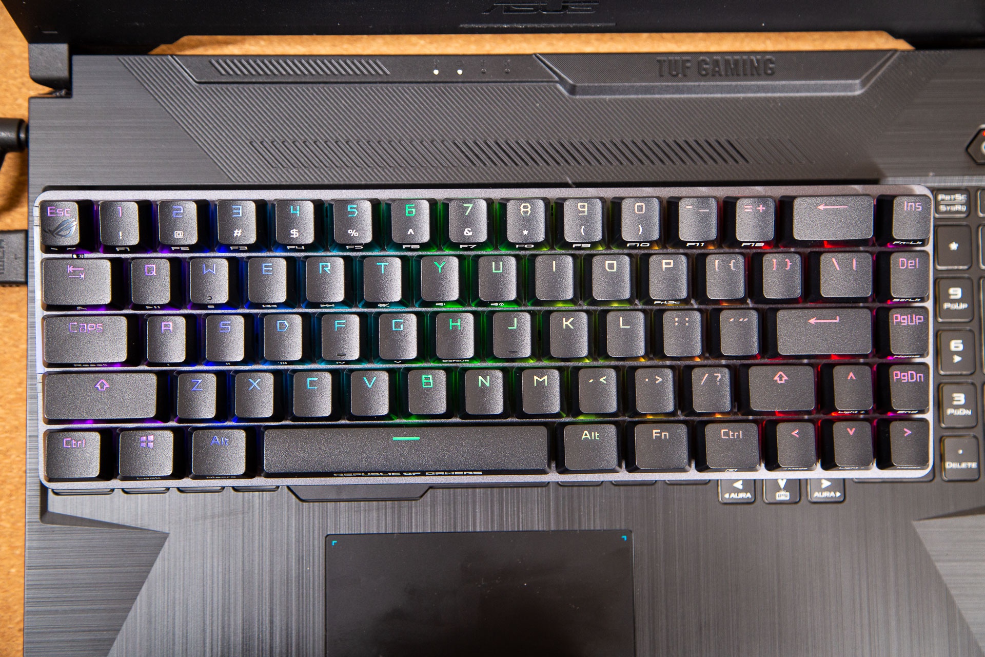 紧凑型无线机械键盘的信仰华硕rog魔导士机械键盘测评