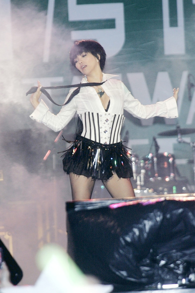 张惠妹瘦的时候真让人心动短发造型很清爽还挺有魅力的