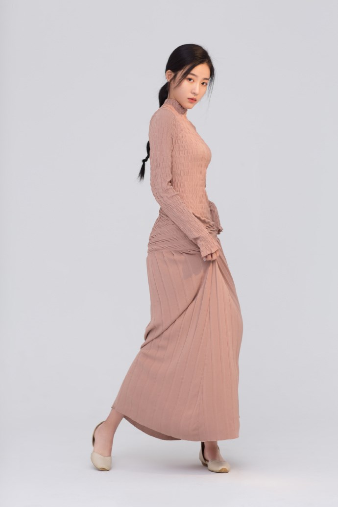 孙芮一袭粉色修身弹力长裙尽显淑女气质夕阳余晖下美得发光