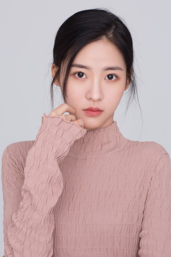 孙芮一袭粉色修身弹力长裙尽显淑女气质夕阳余晖下美得发光