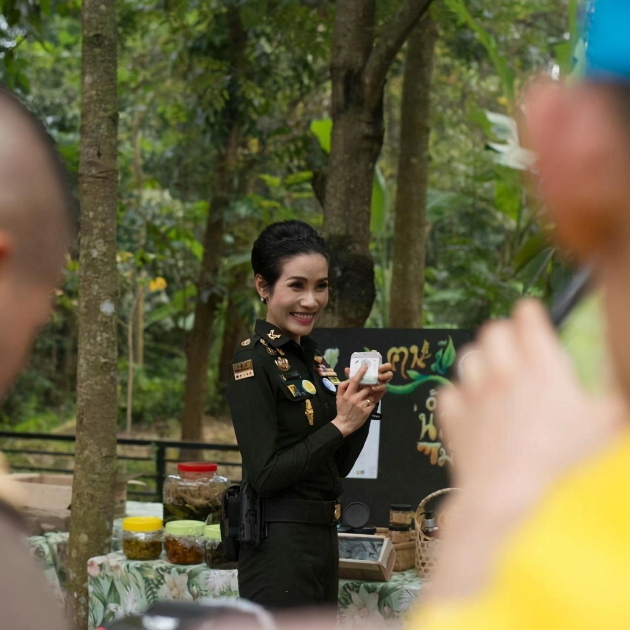 泰国王后苏提达穿白色军装王室勋章更显英姿飒爽比诗妮娜高贵