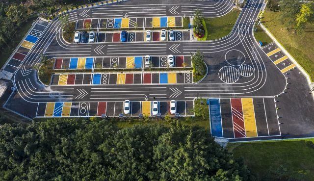 重庆:彩色户外停车场为城市添彩