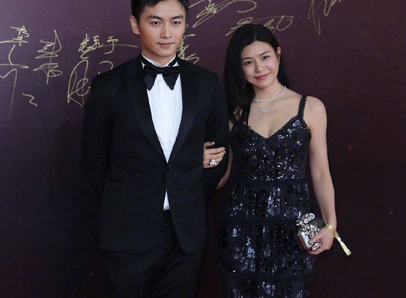 明星夫妻同框红毯秀赵丽颖冯绍峰般配他们穿羽绒服走红毯