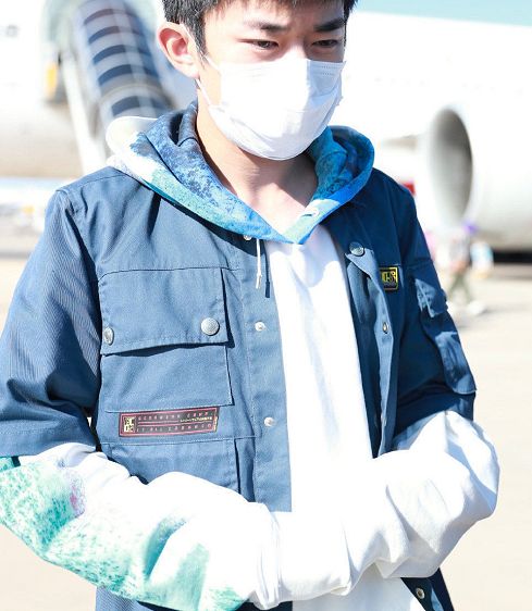 像这张还是比较好,只是把手藏在袖子里面,并没有故意抬起来手来.