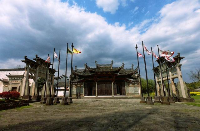 棠樾牌坊群有提倡孝行的鲍灿孝行坊,鲍逢昌孝子坊以及慈孝里坊,有提倡