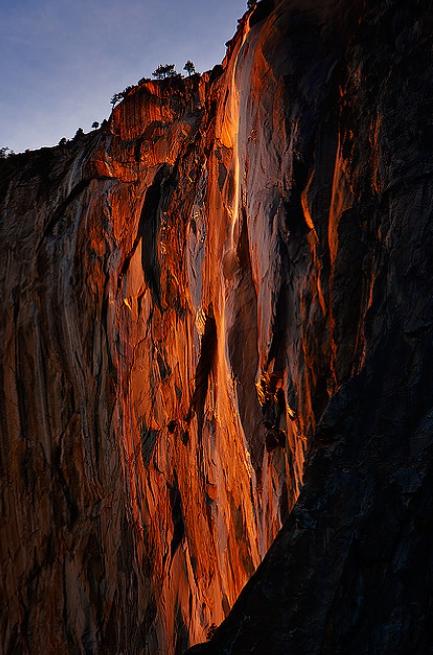火焰瀑布飞泄而下的流水如岩浆耀眼每年固定几天才能看见