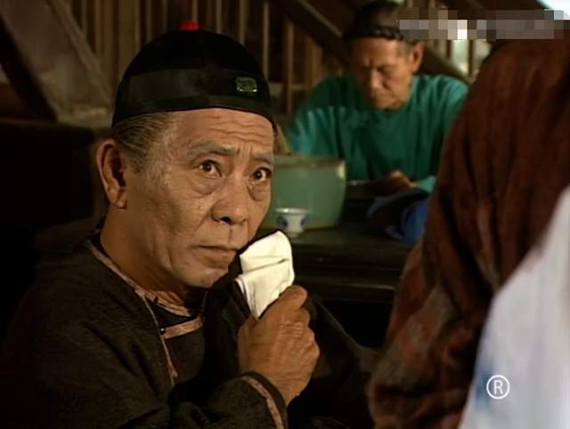 田雨演的海大富,完全让观众不出眼瞎的感觉;韦小宝斥退鳌拜时,其实