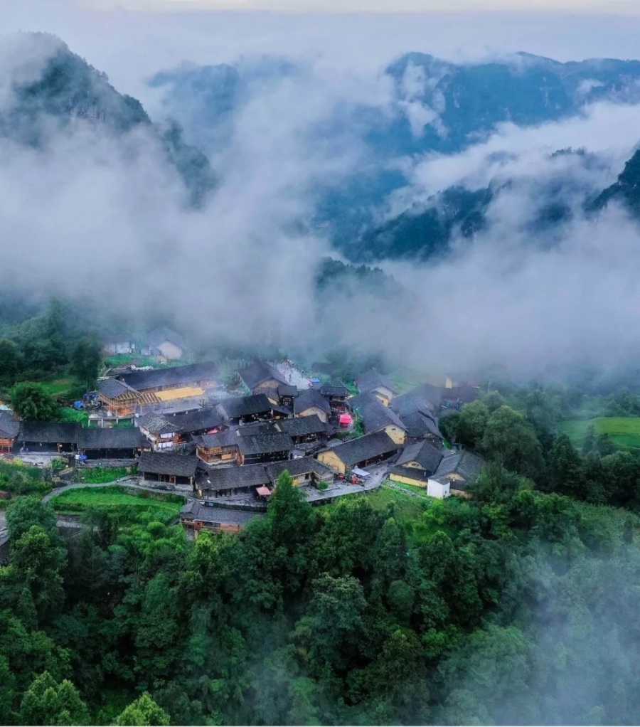 十八洞村绣出了爱的世界