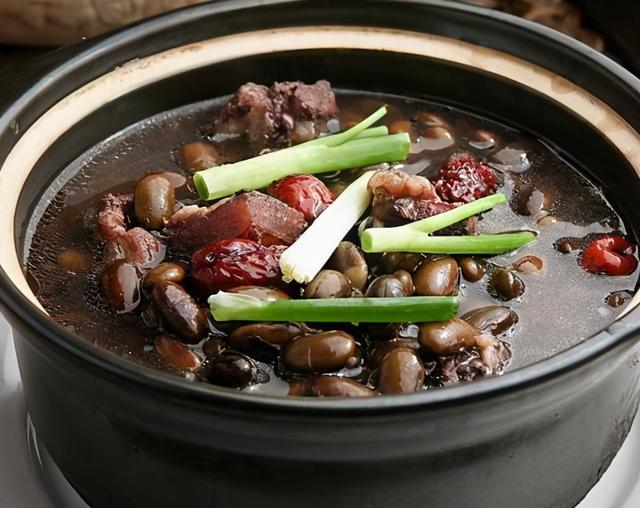 家常美食:鲩鱼尾煲黑豆汤,炸鲜肉馄饨,咖啡土豆