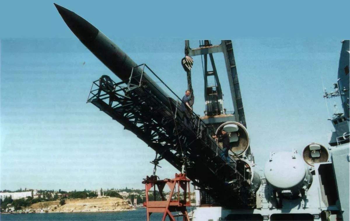 基洛夫级巡洋舰上最主力的武器,就是20枚p-700花岗岩超音速反舰导弹