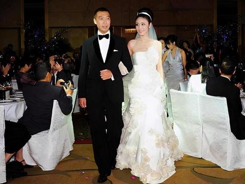 48岁陈慧琳久违现身街头,疑似接儿子放学,一身行头被指过万|陈司翰