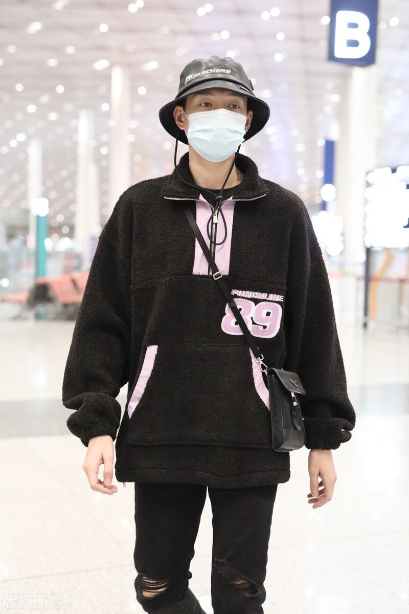 魏大勋卫衣配牛仔裤阳光帅气,佩戴系带渔夫帽变身时尚达人