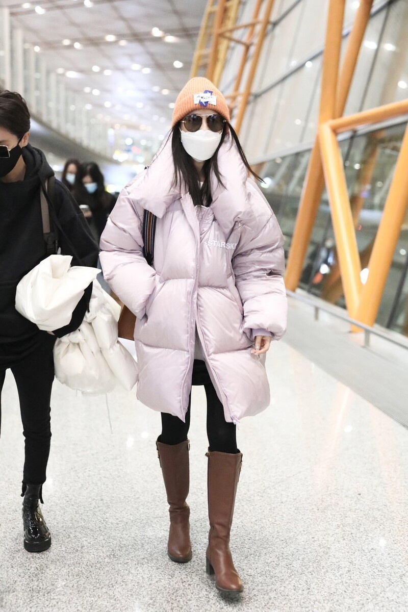 "阔太"黄圣依又开始随心穿搭了?橙色帽配粉色羽绒服,头发凌乱