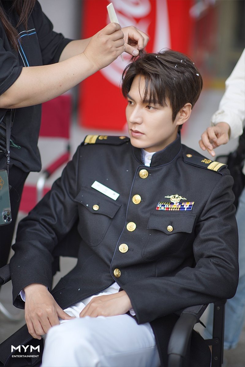 军装制服男星top5!玄彬帅惨,李敏镐帝王系诱惑,肖战军装太犯规