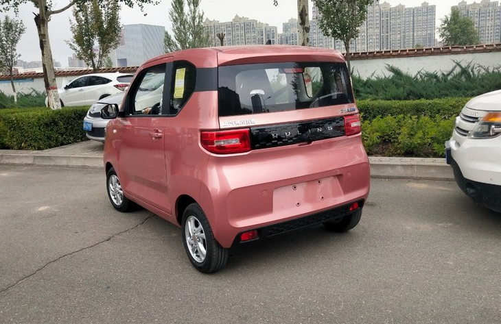 95后女生的代步车3万开走宏光mini比宝马3系还灵活