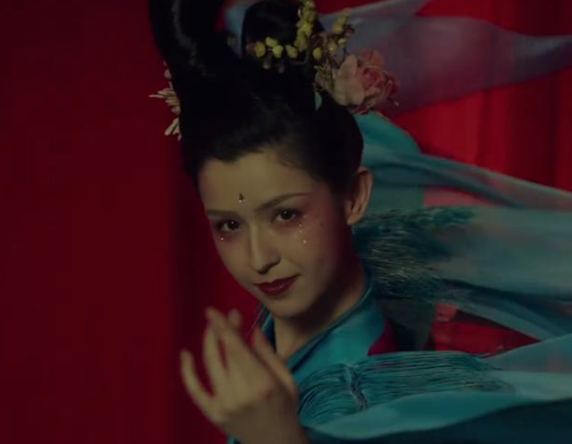 不过,这部电影最吸引小编的还是女星哈妮克孜的造型.