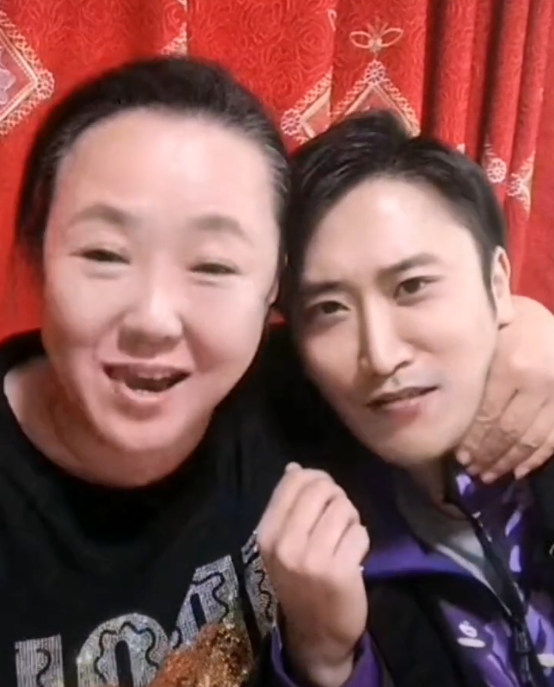 "刘能老婆"搂赵玉田亲3次才松口,玉田哭笑不得表情