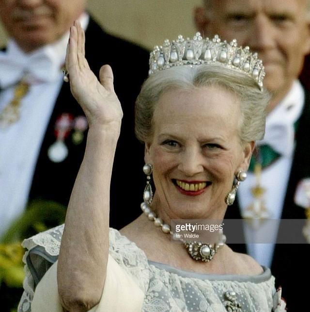 丹麦王室的珍珠王冠有配套的耳环,项链和胸针,每次女王也是成套地佩戴