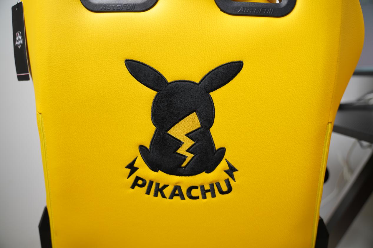 当然最值得一提的是傲风皮卡丘电竞座椅背部的皮卡丘图案,不仅用了