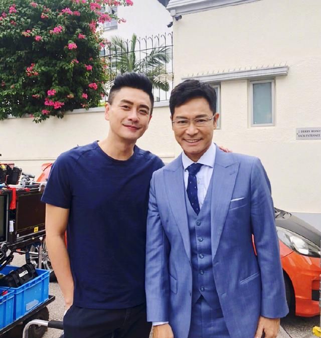 黄宗泽现身餐厅被粉丝请求合照39岁相貌阳光帅气似20岁小伙