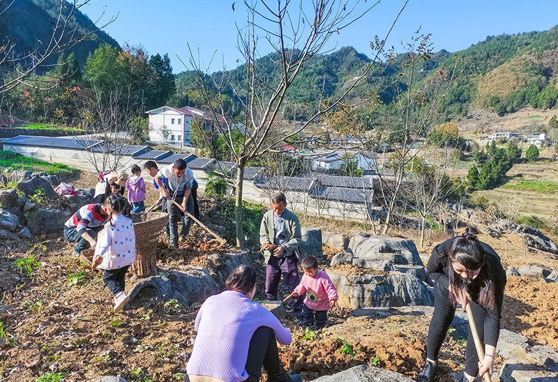 坚信他们通过自身的努力,在党和政府的领导下,老洼坪村会越来越美好!