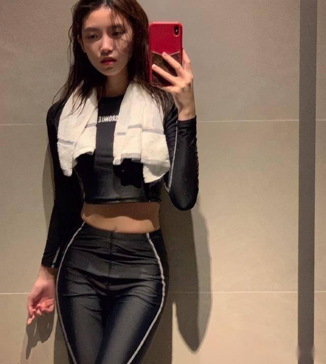 网红半藏森林晒泳装照王思聪用5个字评论为何却引发众怒