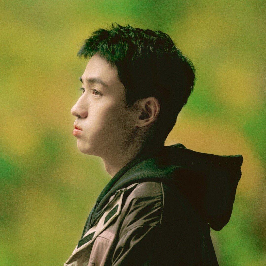 侧脸镜头的朱一龙也是超级的帅气迷人,干净利落的寸头造型给人阳光的