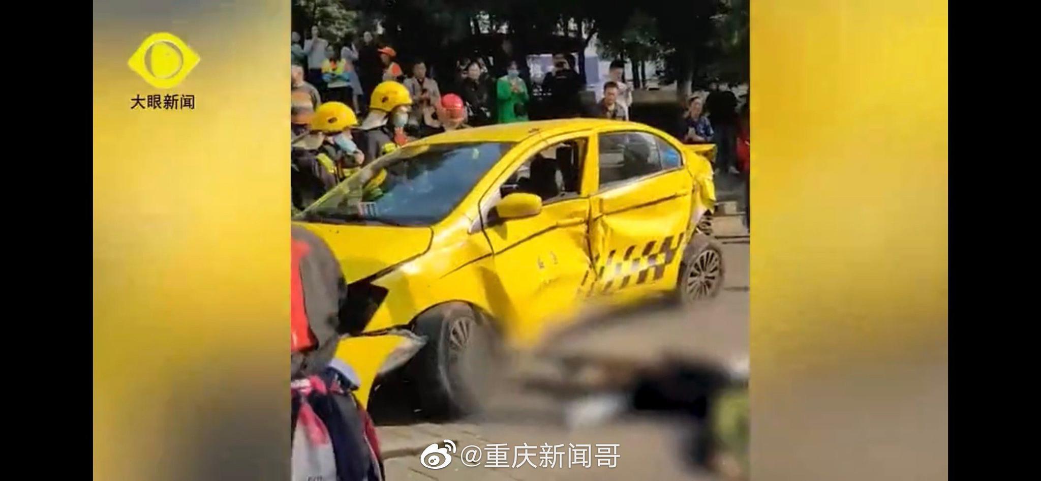 飞来横祸11月16日重庆一辆英菲尼迪撞飞出租车