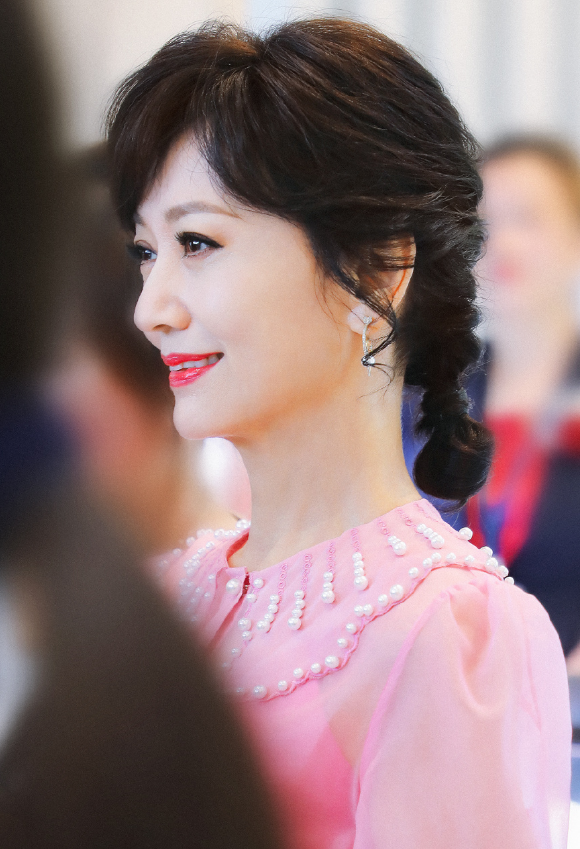 赵雅芝商演露面,打扮成少女仍不服老,走路却要三人搀扶惹人心疼