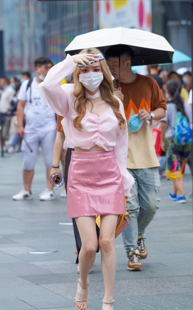 粉色减龄效果好美女选择粉色系搭配加细跟凉鞋减龄又显身材