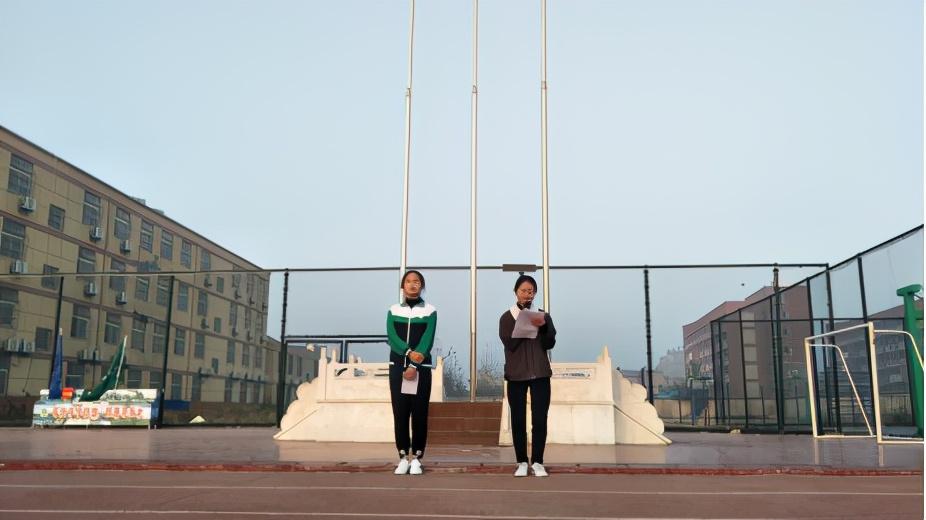 阜南中岗中学举行以"我读书,我快乐"为主题的升旗仪式