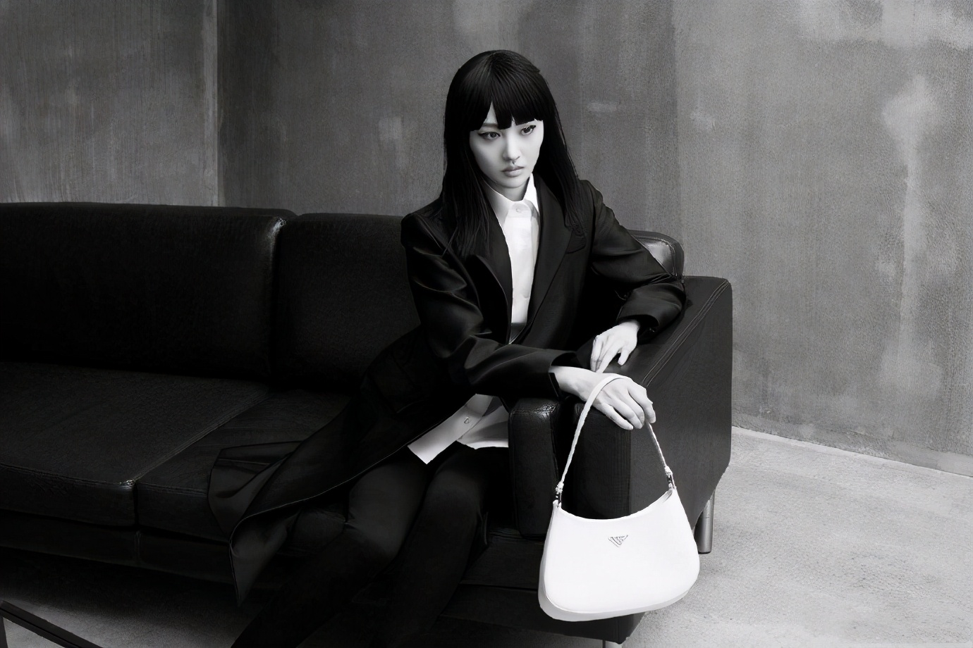 郑爽越来越洋气了,轻松hold住黑白大片,黑色西装太吸睛